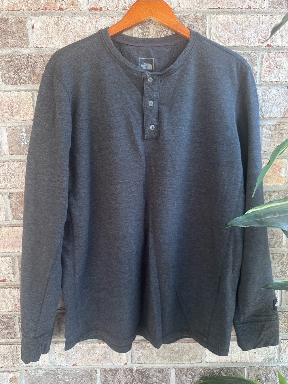 Men’s soft cozy The North Face Charcoal Long-Sleeve Henley Shirt XL